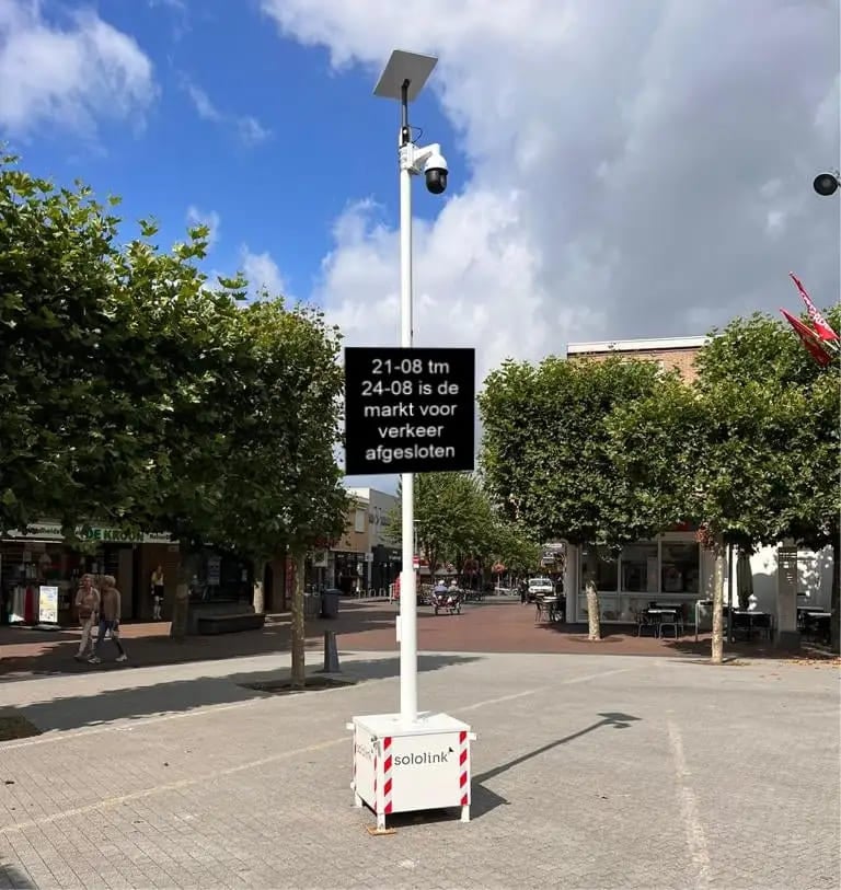 Mobiele crowdmanagement mast van Vidiled samen met Sololink met geïntegreerde camera en LED-scherm voor real-time bezoekersmonitoring en publieksinformatie.