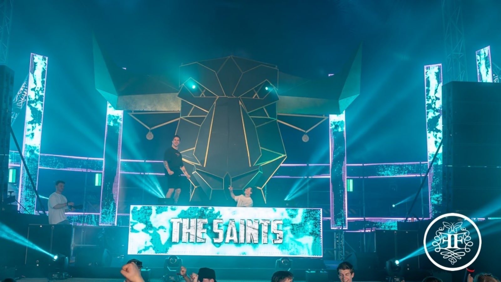 Een modulair opgebouwd LED scherm op een DJ booth bij Fairytale festival in Kaatsheuvel.