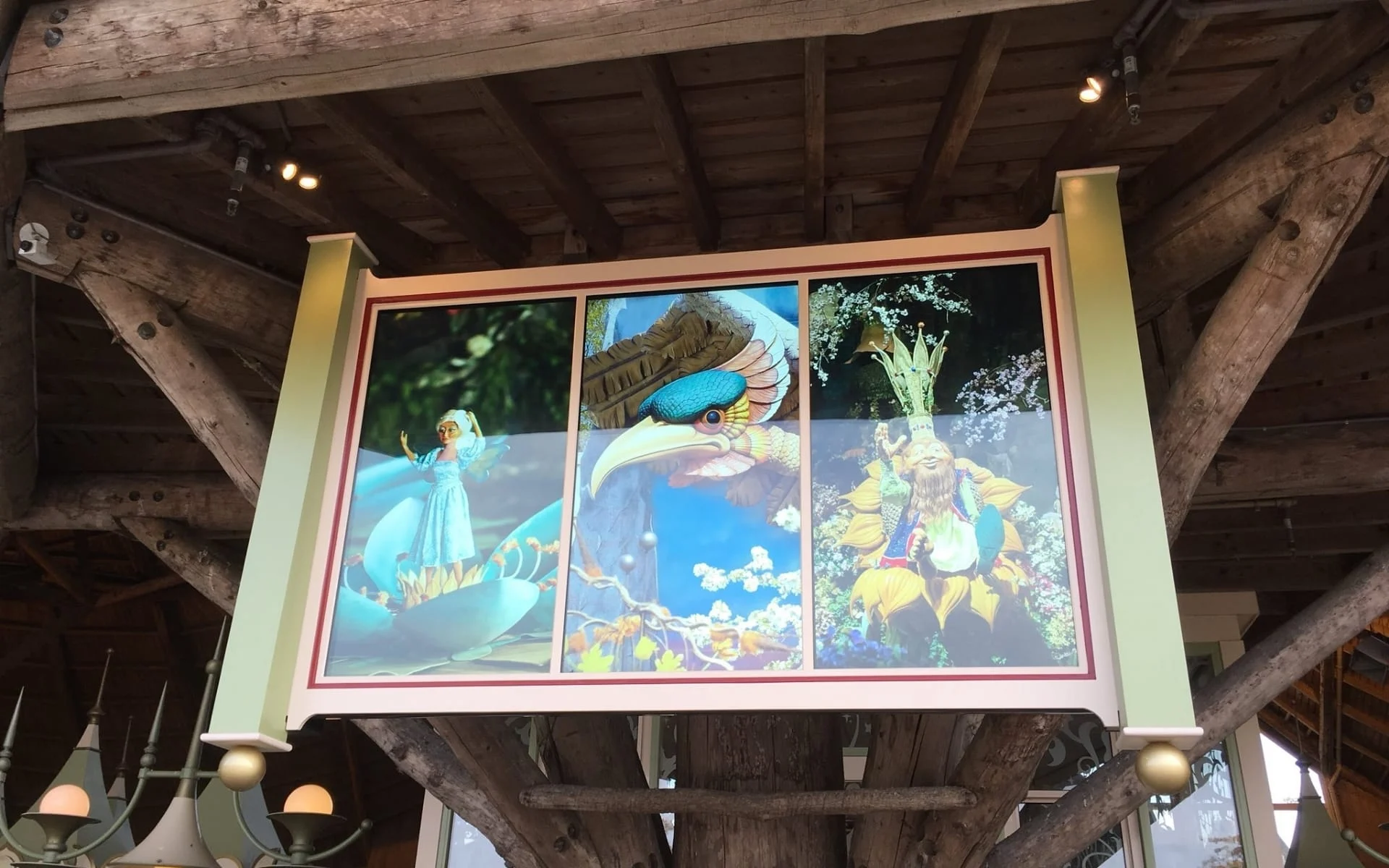 Drieluik van digitale informatieborden in een houten thematische omlijsting voor pretparken en recreatie.