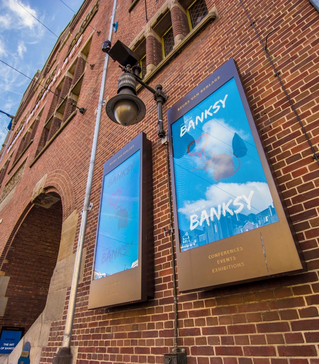 LCD Schermen die permanent tegen de gevel van de Beurs van Berlage gemonteerd zijn.