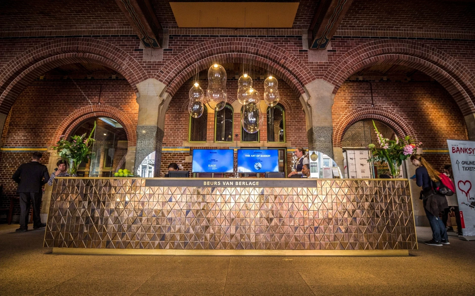 LCD scherm wandmontage beurs van Berlage. Deze twee LCD schermen zijn naadloos verwerkt in de muur van het pand.