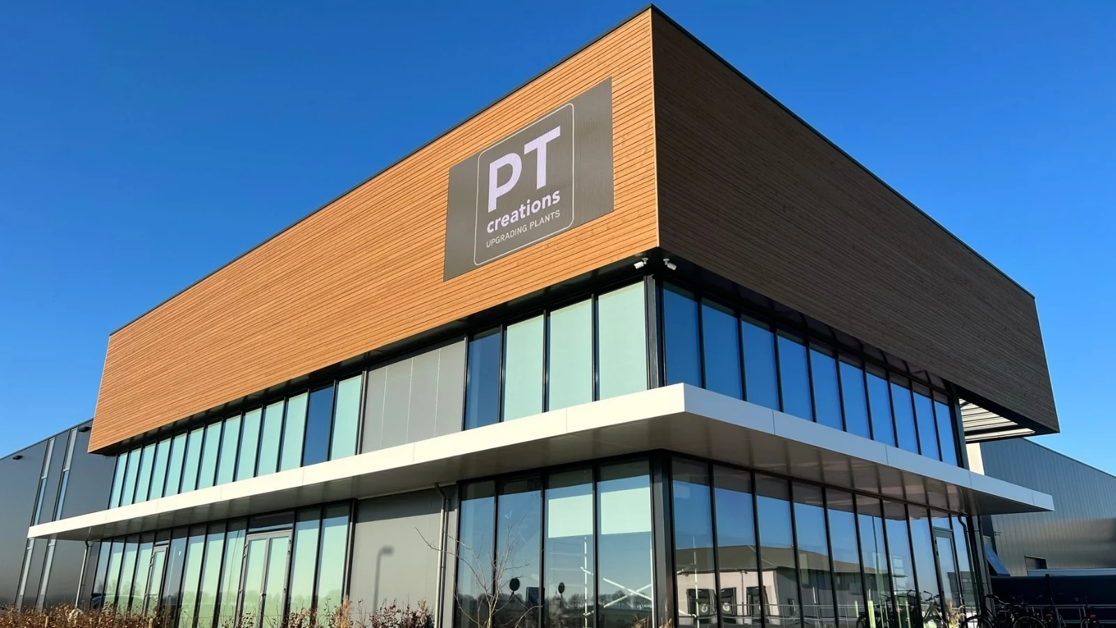 Groot LED scherm gemonteerd op de gevel van het pand van PT Creations.