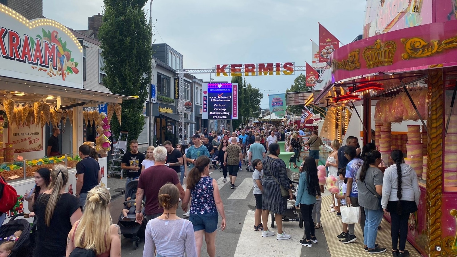 Mobiele LED-oplossing voor real-time informatievoorziening en veiligheidsinstructies aan het publiek in een stedelijke omgeving.