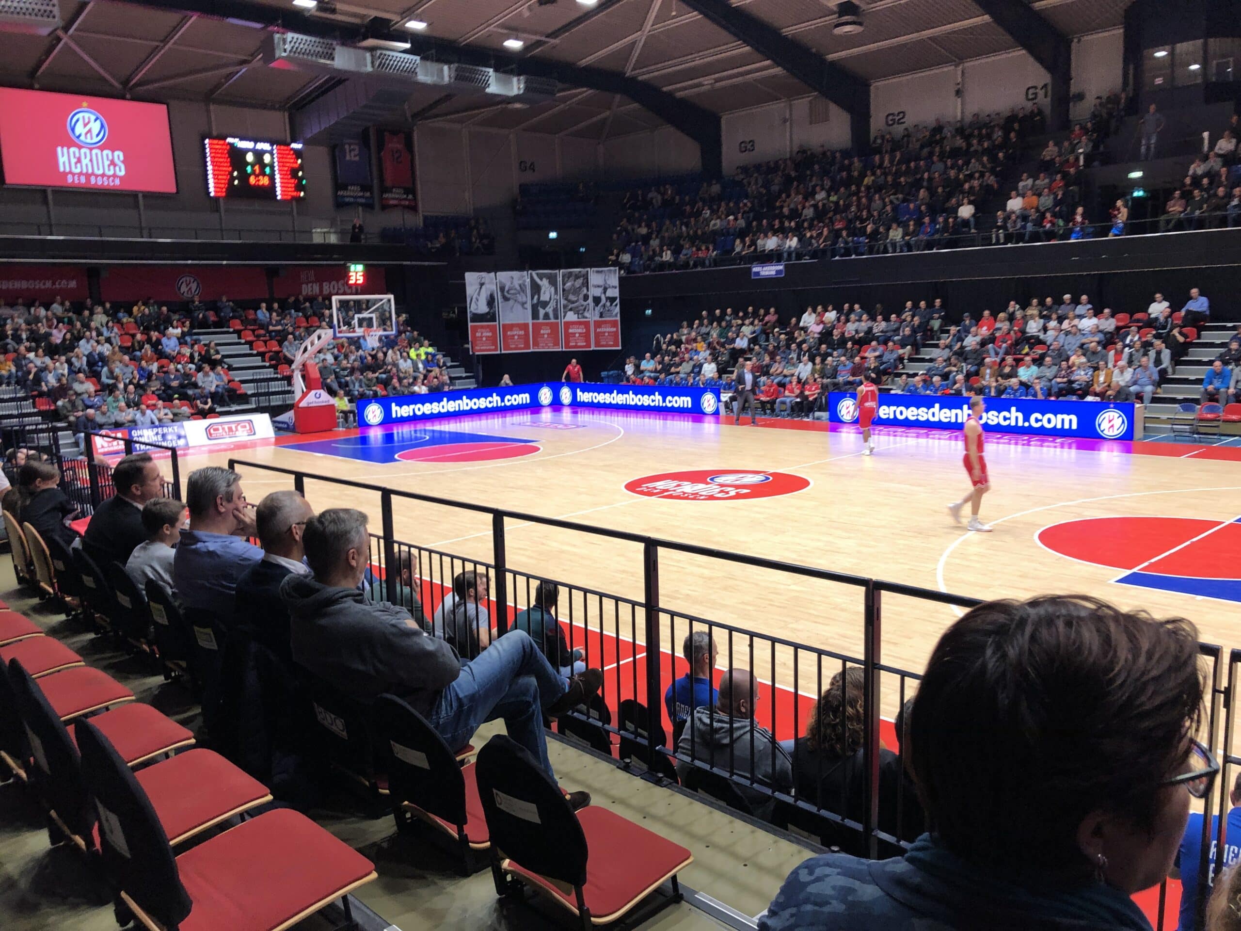 Helder verlichte LED boarding langs het veld tijdens een wedstrijd van New Heroes