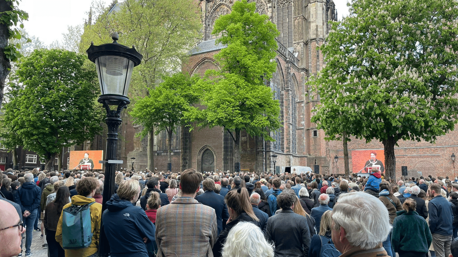 Zijaanzicht van een mobiel LED-scherm op een trailer aanhanger tijdens een evenement op het Domplein