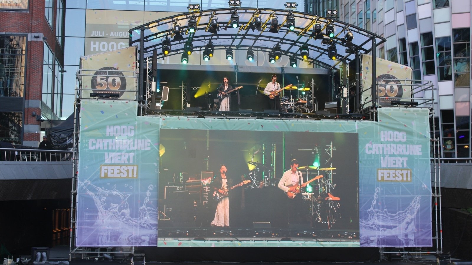 LED scherm installatie op locatie voor 50 jarig bestaan Hoog Catherijne Utrecht