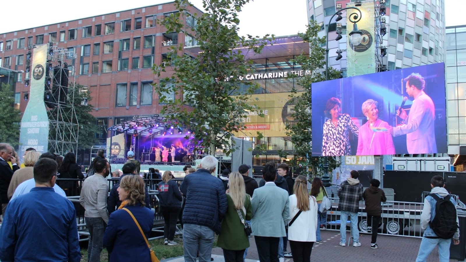 Publiek kijkt naar LED schermen voor het 50 jarig bestaan van Hoog Catherijne