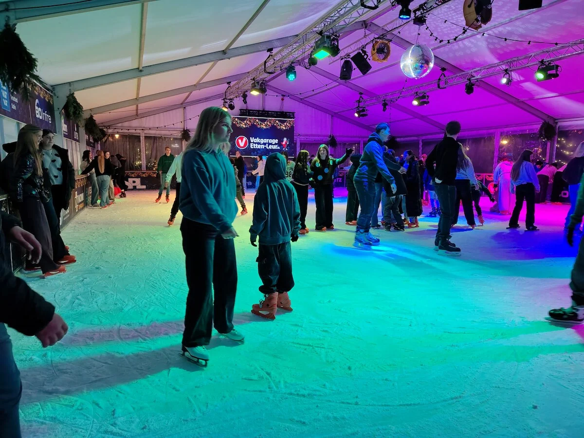 Sfeerbeeld van de schaatsbaan tijdens Ijsfestijn Etten-Leur met op de achtergrond een groot LED-scherm