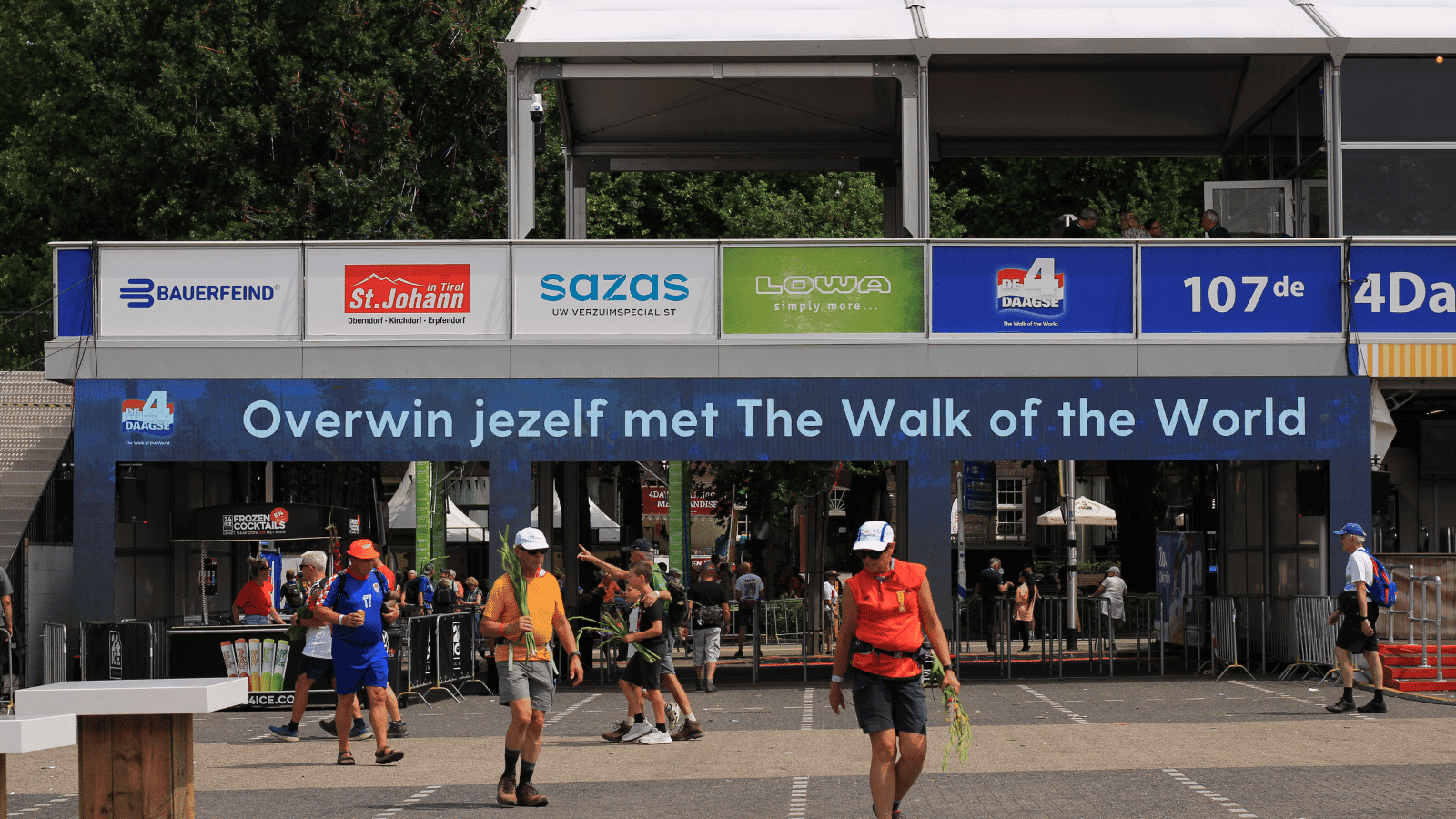 Digitaal LED-scherm geïntegreerd in de iconische finishboog van de Vierdaagse, tonend felicitaties aan de passerende wandelaars op de Via Gladiola.