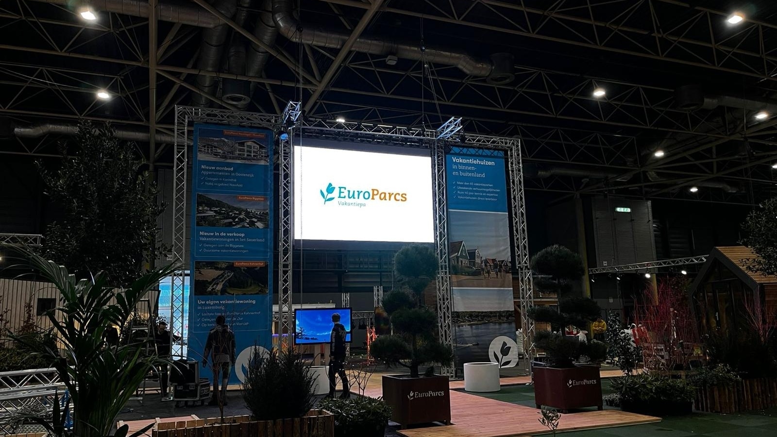 Dynamische content op een grootformaat hangend LED-display van Vidiled tijdens een evenement voor Europarcs.