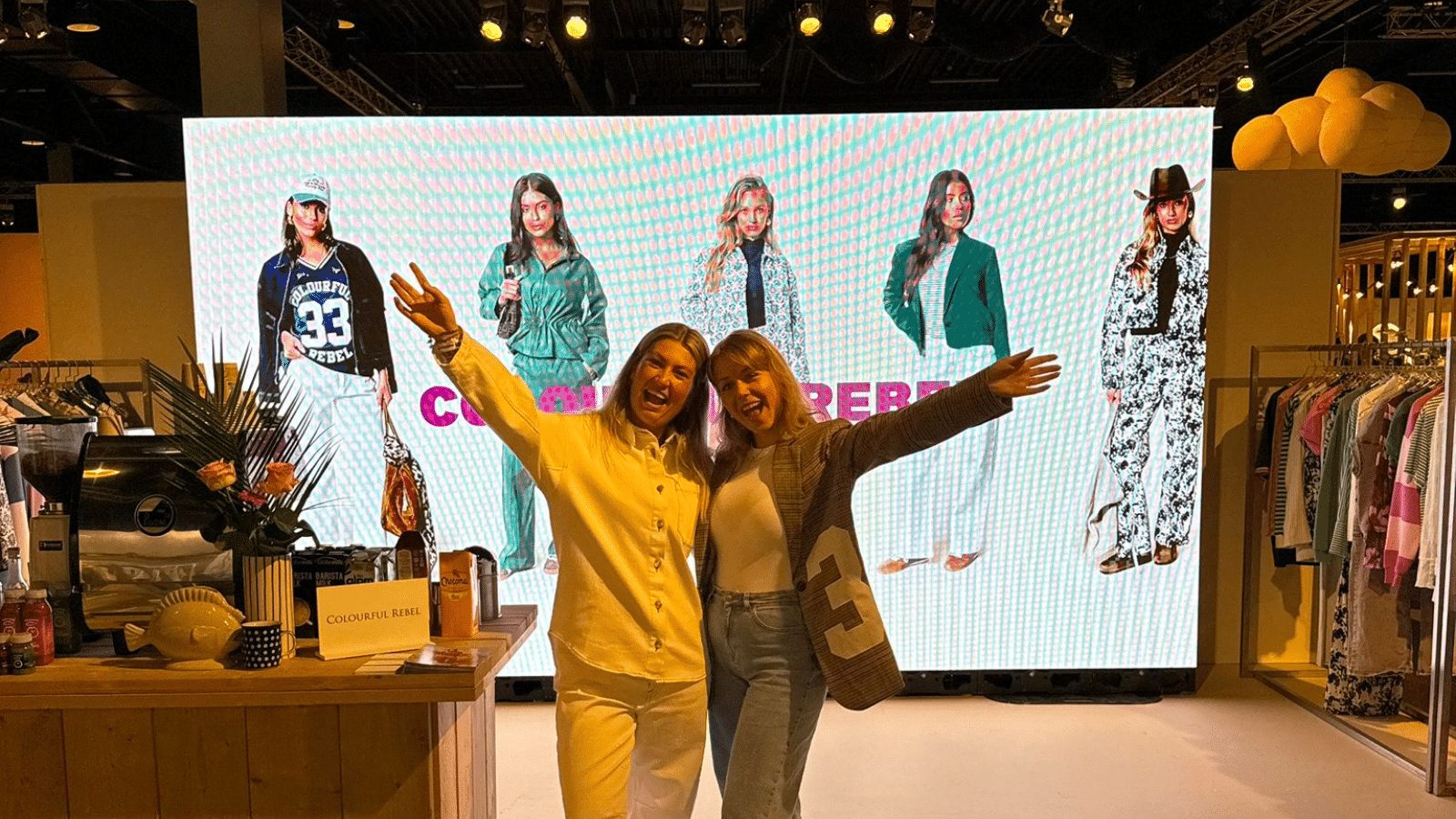 Maatwerk LED-scherm opgebouwd op baseplates voor de stand van Colorful Rebel op de Modefabriek in Zaandam