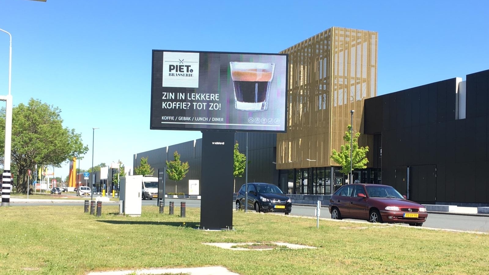 LED scherm op een zuil in Waalwijk bij Piet Klerkx met veschillende reclamemogelijkheden