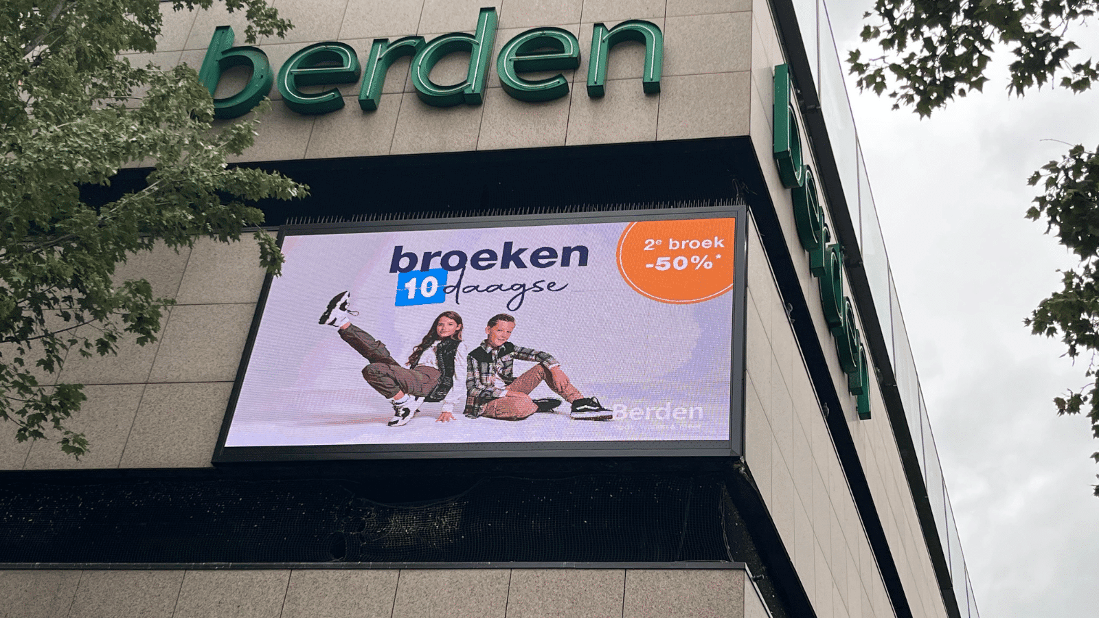 LED scherm permanent aan de gevel bij Berden Wonen in Heerlen