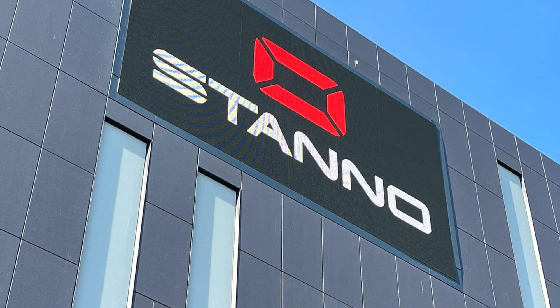 hoge resolutie outdoor LED-display die het Stanno logo toont met levendige kleuren en scherp contrast