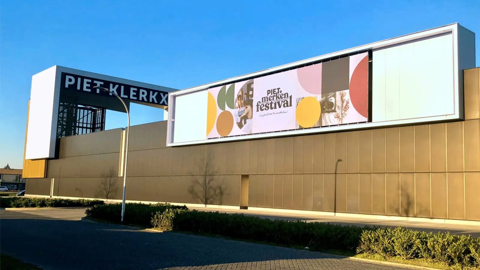 Groot outdoor LED-scherm gemonteerd op de gevel van de Piet Klerkx woonwinkel in Waalwijk