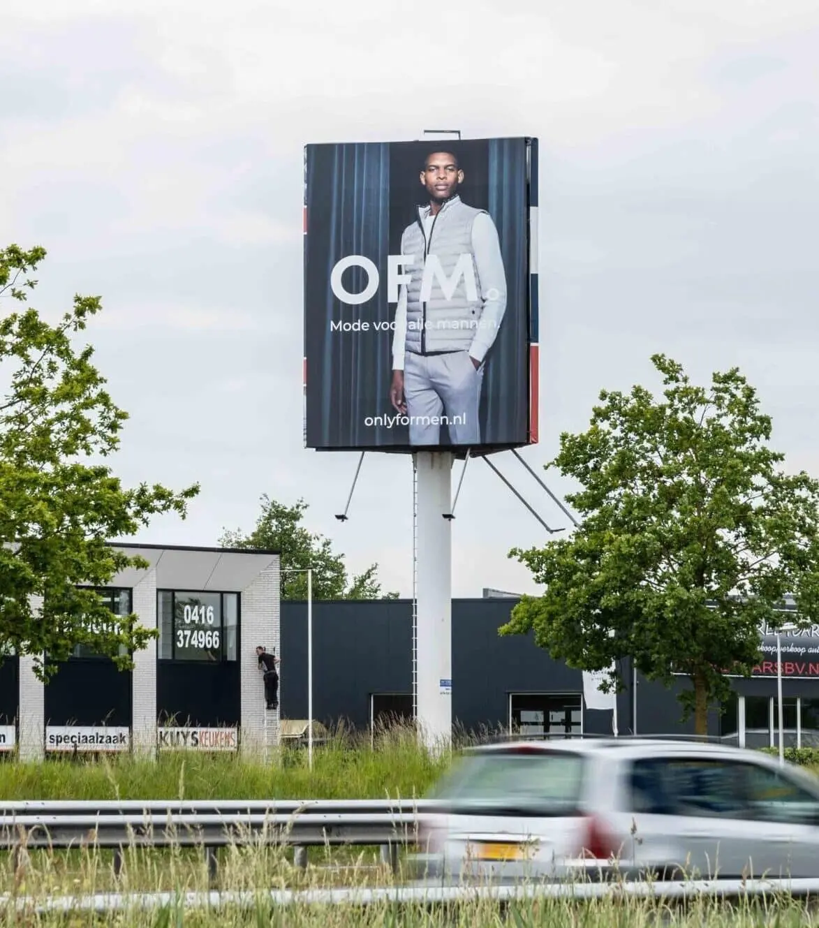 Groot digitaal LED-scherm op een reclamemast van de Van Delft Groep langs de A59.