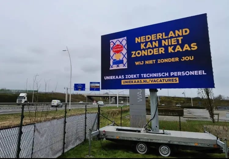 Mobiele LED trailer 12m² huren bij Vidiled voor evenementen en reclame. Snel opgebouwd en uitstekend zichtbaar.