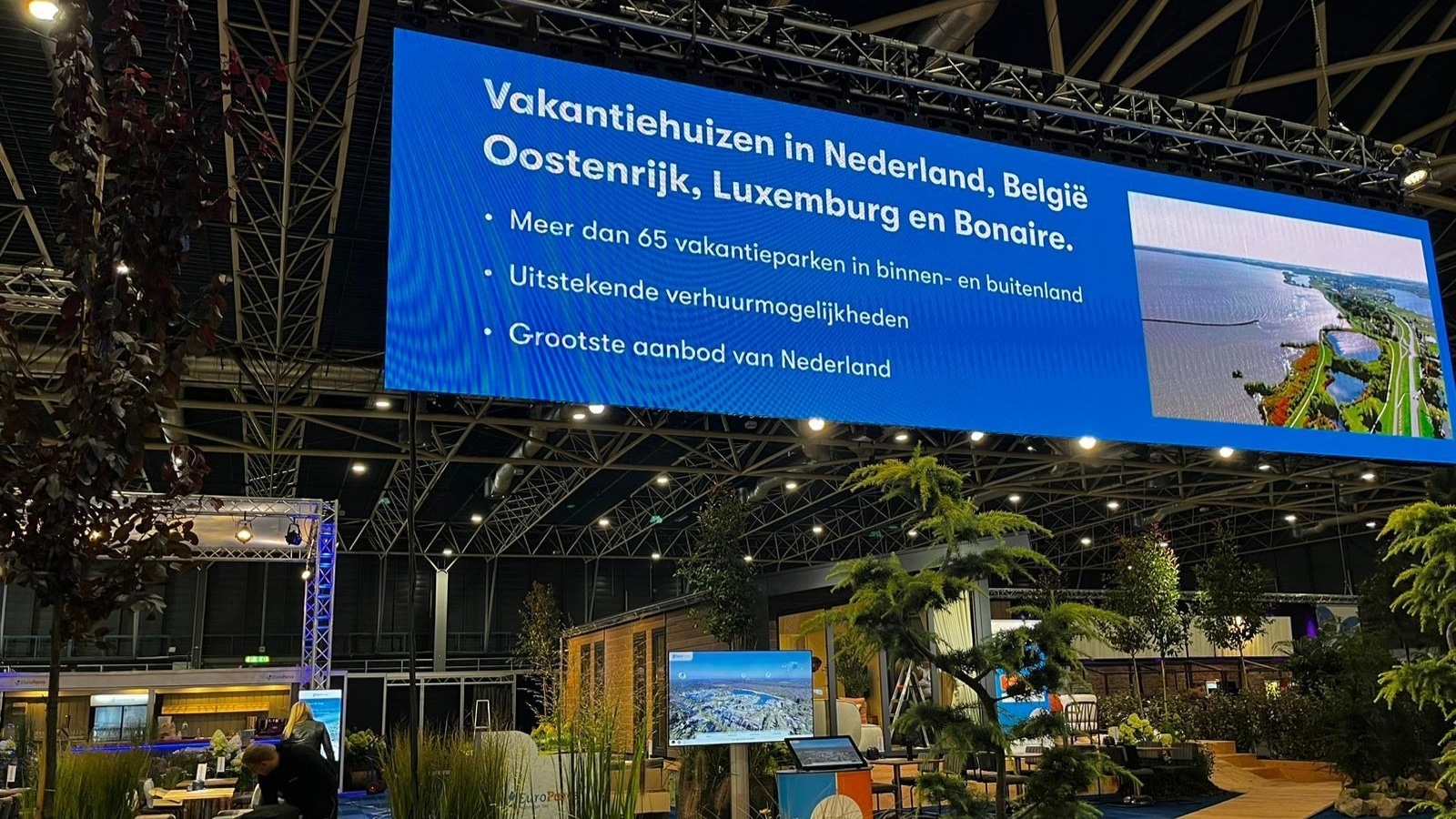 Detail van een modulair opgebouwde LED-wall, veilig en strak hangend gemonteerd op een beurslocatie voor Europarcs.