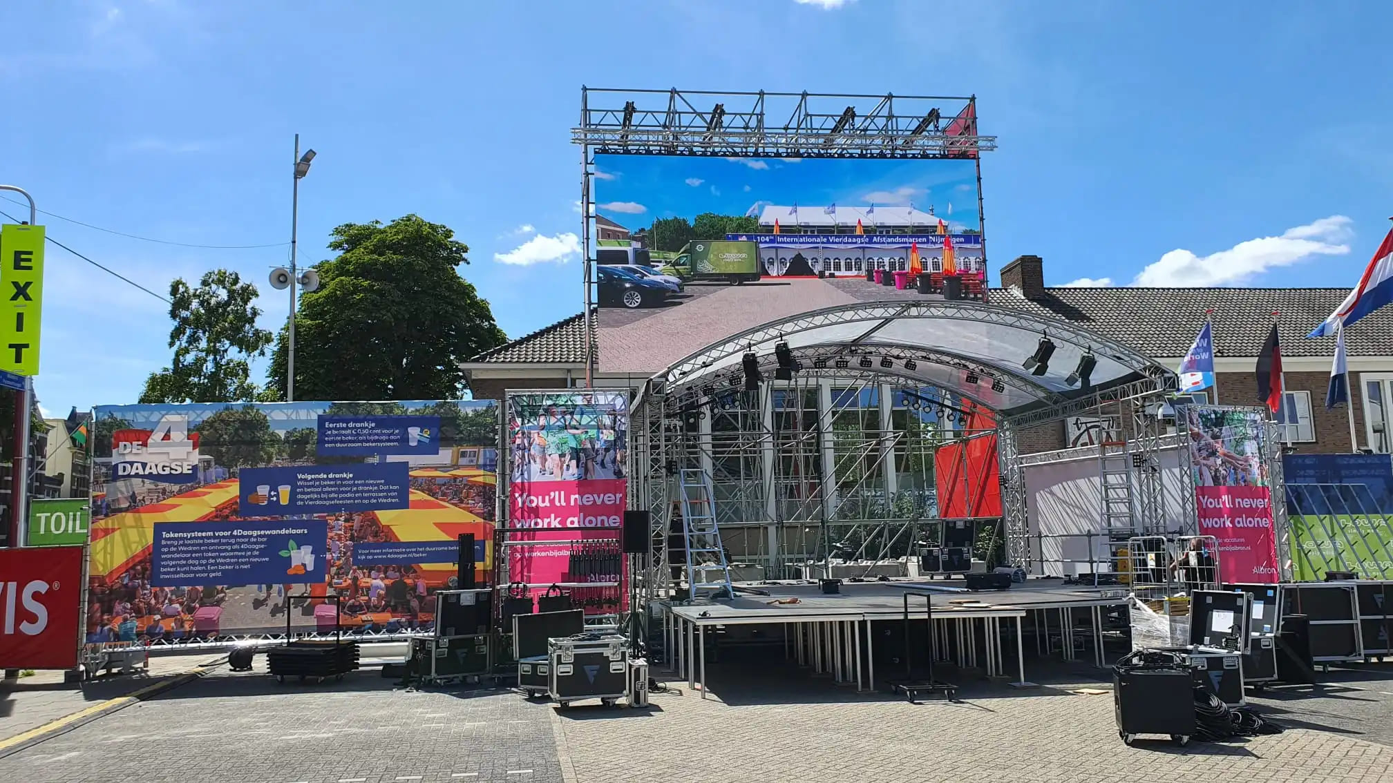 Modulair outdoor LED scherm van Vidiled geplaatst langs de route van de Nijmeegse Vierdaagse voor live updates en sponsoring.
