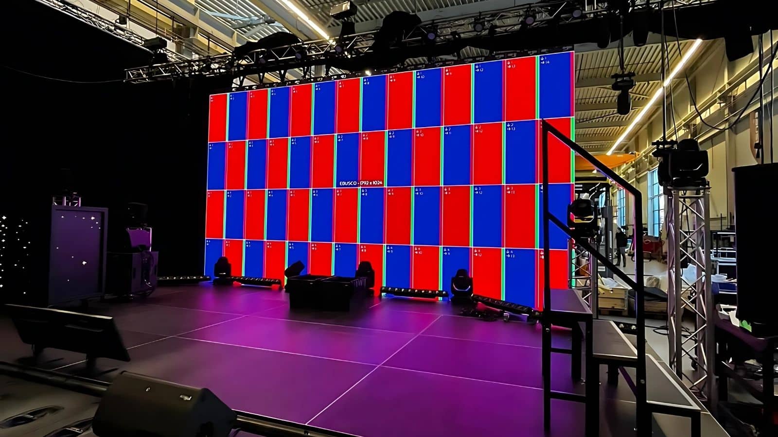 Grootformaat indoor LED scherm van Vidiled Tijdens een presentatie van Ebusco voor hoogwaardige zakelijke presentaties