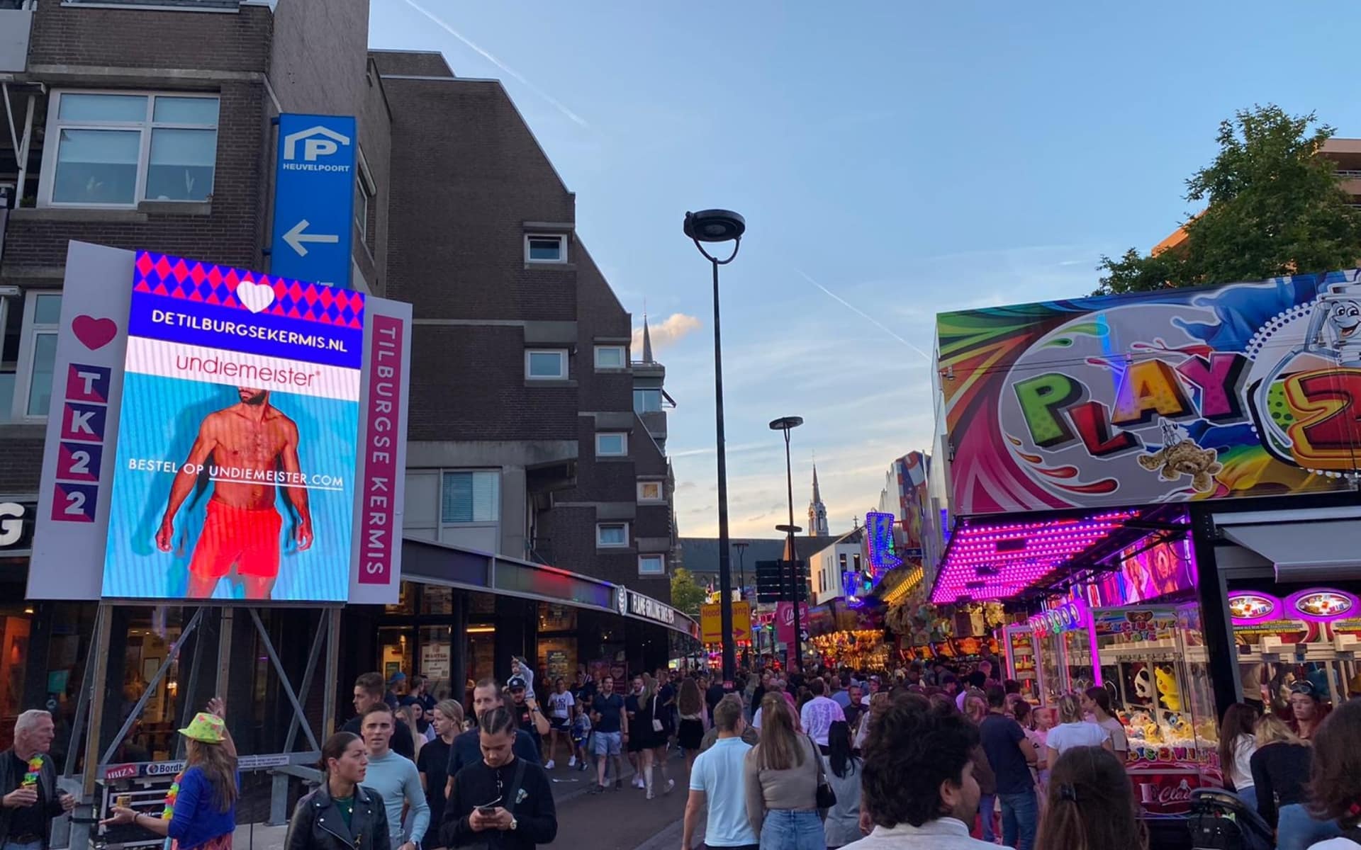 Groot outdoor LED-scherm voor verhuur tijdens de Tilburgse Kermis 2025, gemonteerd op een stevige constructie voor maximale zichtbaarheid.