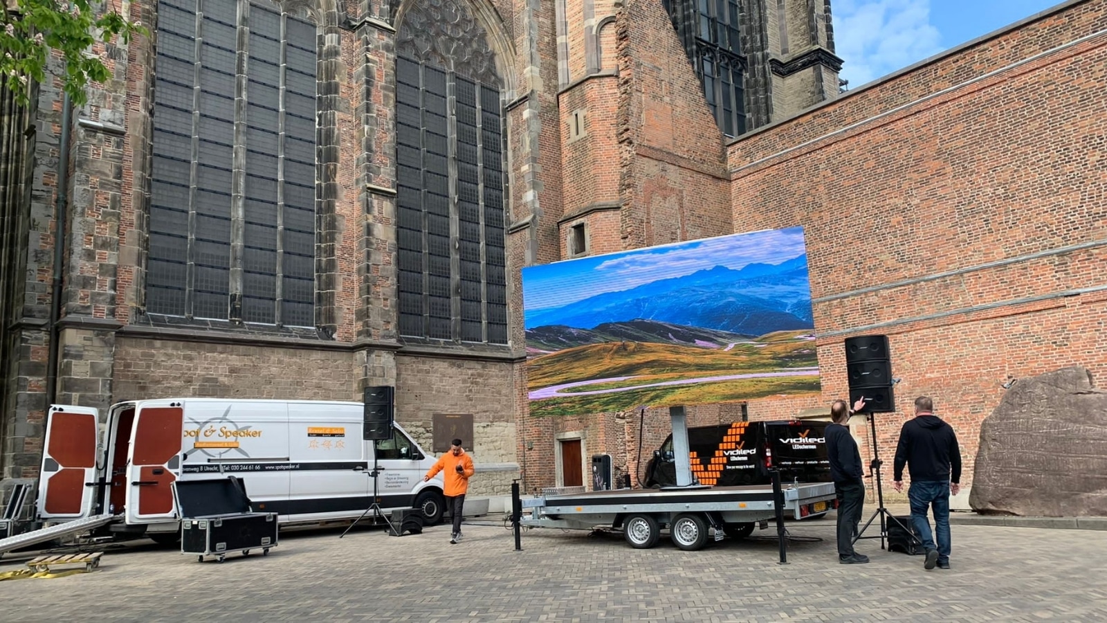 Opbouw van een mobiel LED-scherm op een aanhanger voor de Domkerk op het Domplein in Utrecht.