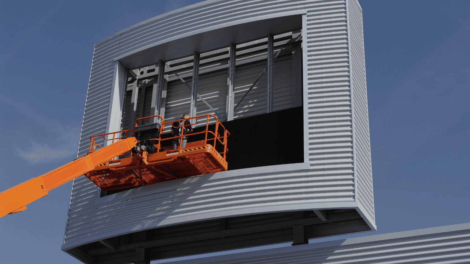 Opbouw Groot LED scherm Vidiled bij de Gamma in Roosendaal.