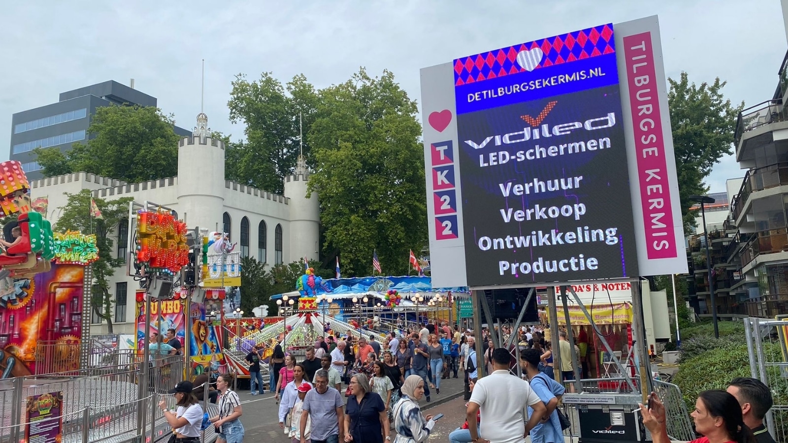 Digitaal informatiebord boven de looproute ter bevordering van crowd management en bezoekersstromen op een grootschalig evenement.