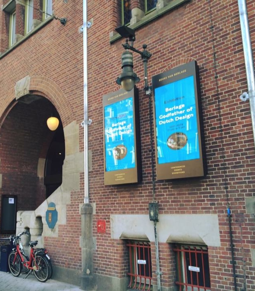 Twee LCD Schermen aan de gevel gemonteerd van het pand Beurs van Berlage.