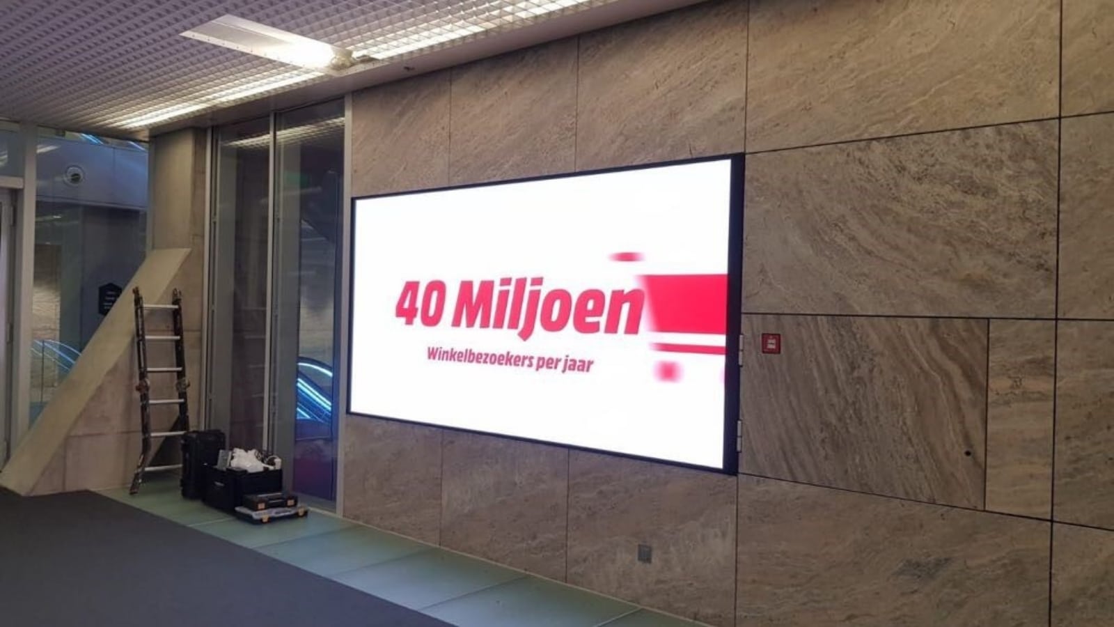 LED-display in een professionele omgeving die statistieken en commerciële boodschappen toont met scherpe tekstweergave.