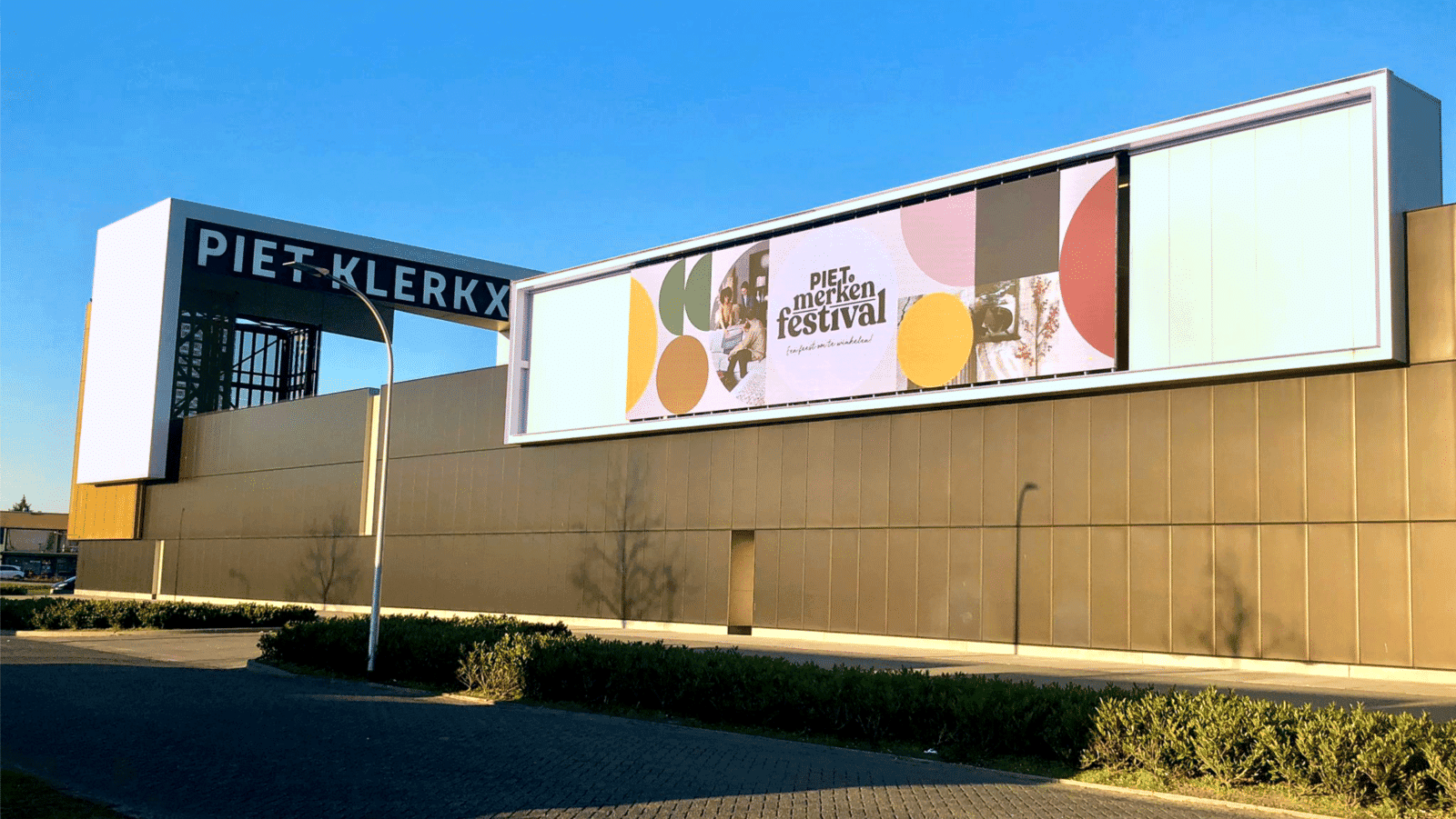 Videowall die dient als blikvanger langs de N261 bij Piet Klerkx.