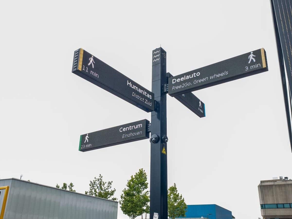 Digitale LED wegwijzer (Wayfinder) in Eindhoven voor dynamische routebegeleiding en publieksinformatie.