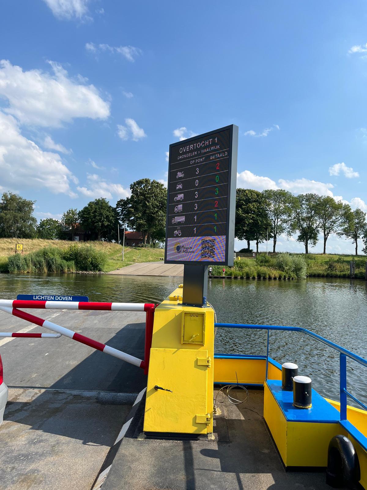 Zijaanzicht van een robuust LED-informatiepaneel in een stalen behuizing, geschikt voor intensief gebruik in de openbare ruimte.