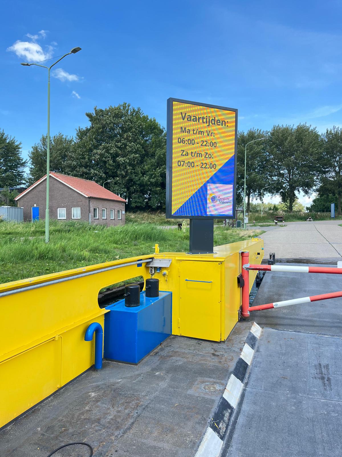 Full color outdoor LED-scherm met hoge lichtopbrengst voor goede leesbaarheid bij direct zonlicht op het water.