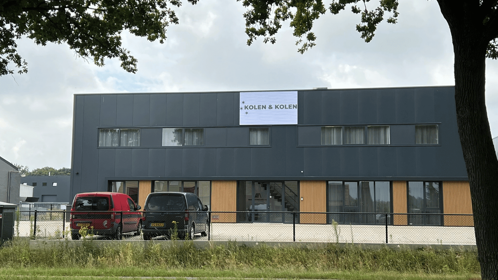 Strakke integratie van een energiezuinig LED-informatiescherm op een modern bedrijfspand door Vidiled.