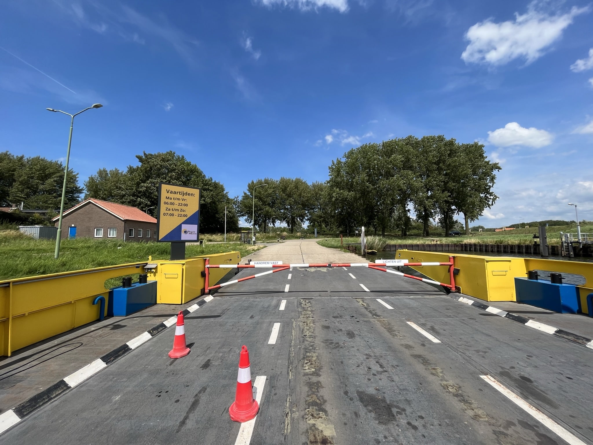 igitaal LED-informatiescherm op een veerpont voor actuele vertrektijden en reizigersinformatie in de buitenlucht.