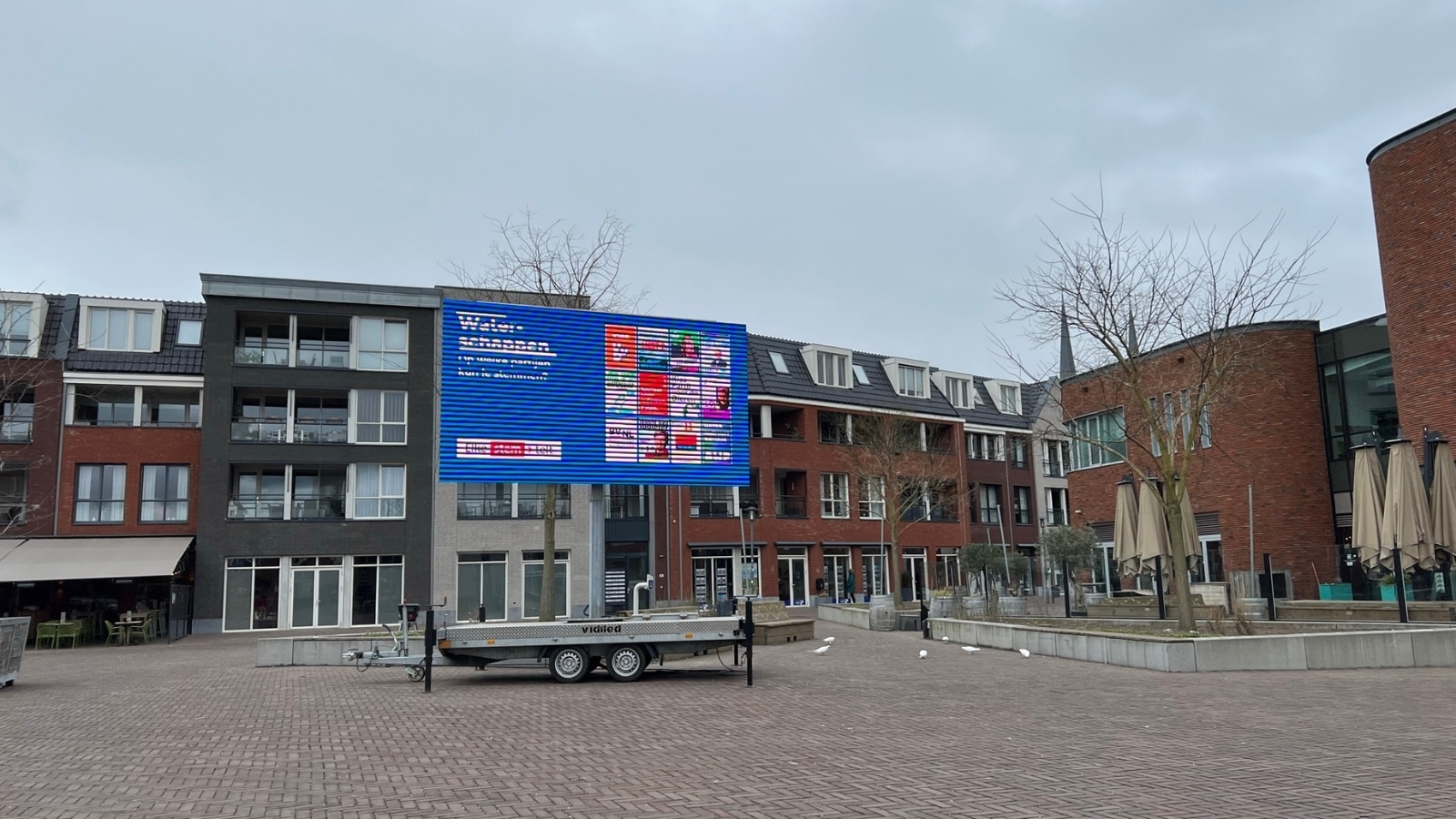 Flexibel inzetbaar outdoor LED-informatiebord van Vidiled voor gemeentelijke mededelingen op locatie.