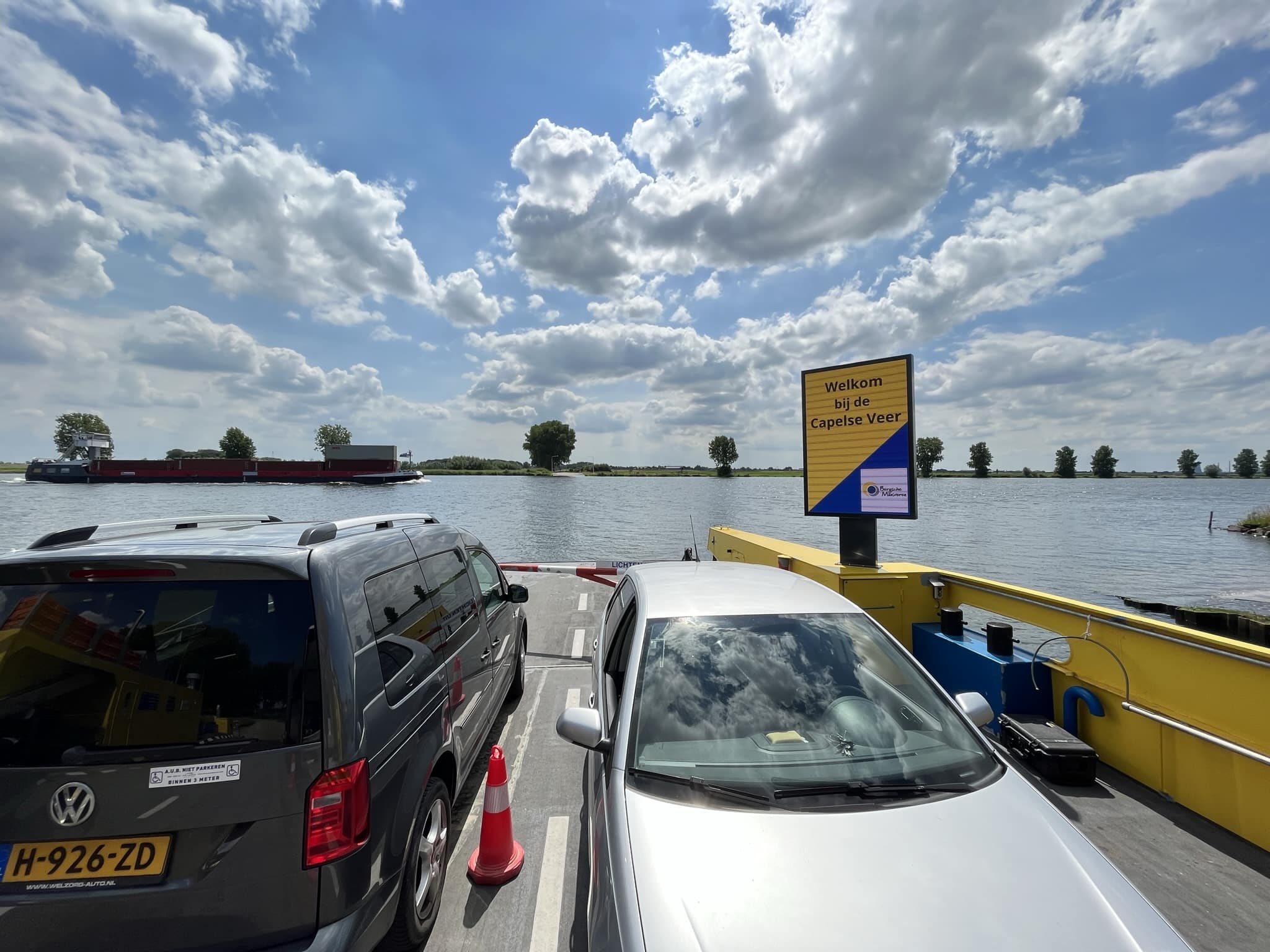 Weerbestendig LED-paneel gemonteerd bij een slagboom voor dynamisch verkeersmanagement en veiligheid.