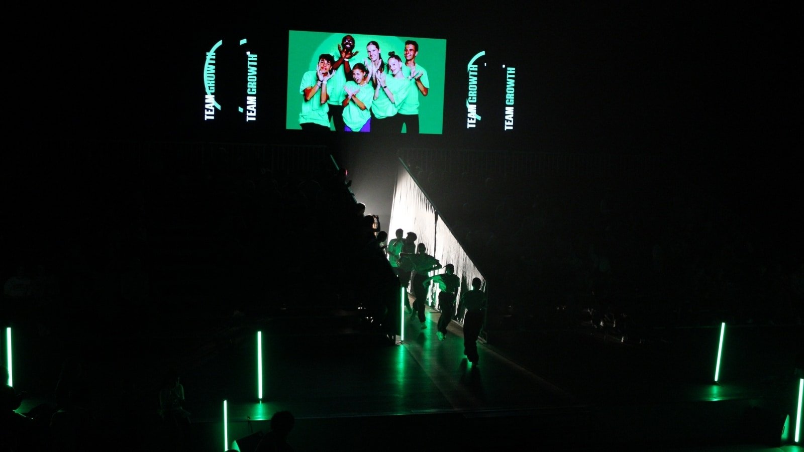 Modulair opgebouwde LED-wall van Vidiled tijdens een live event voor haarscherpe presentaties en winnaarsaankondigingen.