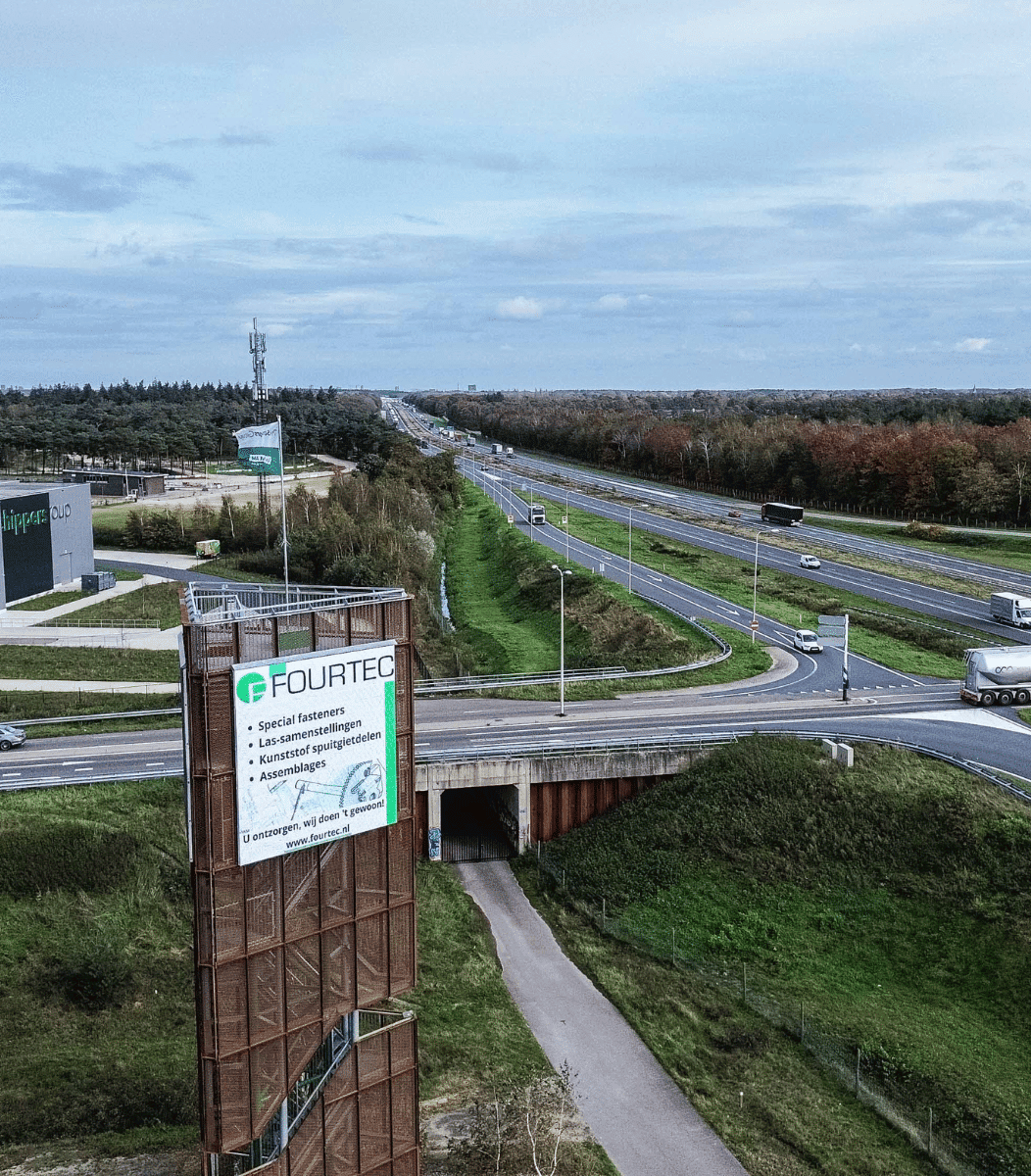 Luchtfoto van de Mariatoren Hapert met Vidiled LED-reclamescherm langs de snelweg, zichtbaar voor doorgaand verkeer