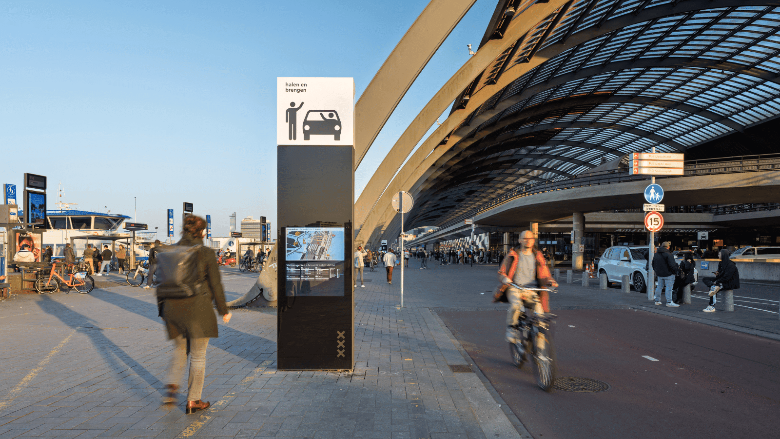 Een Informatiezuil van Vidiled, die geplaatst staat aan de buitenzijde van Amsterdam centraal met als doel om passanten te helpen.