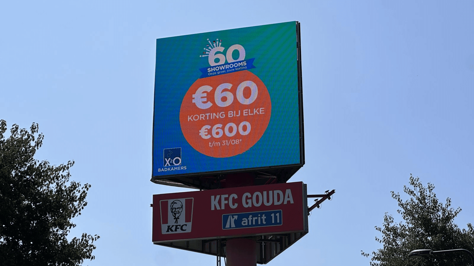 Close-up van het Vidiled digitale billboard in Gouda met een actuele campagne van X2O Badkamers voor flexibele marketing