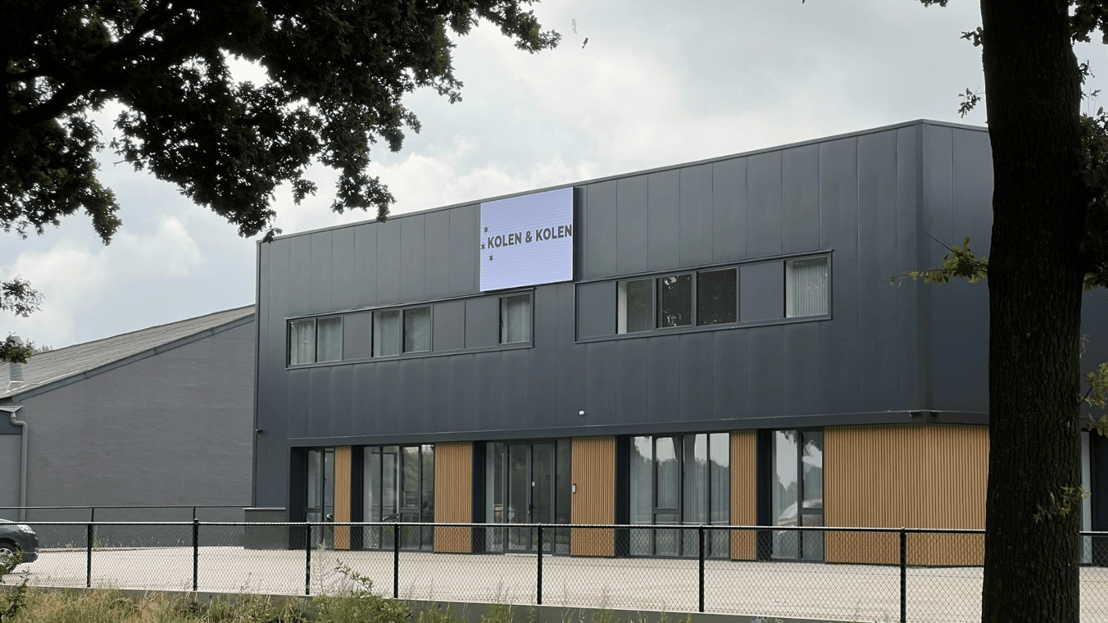 Zijaanzicht van een digitaal reclamescherm aan de gevel, geleverd door Vidiled voor zakelijke presentatie.