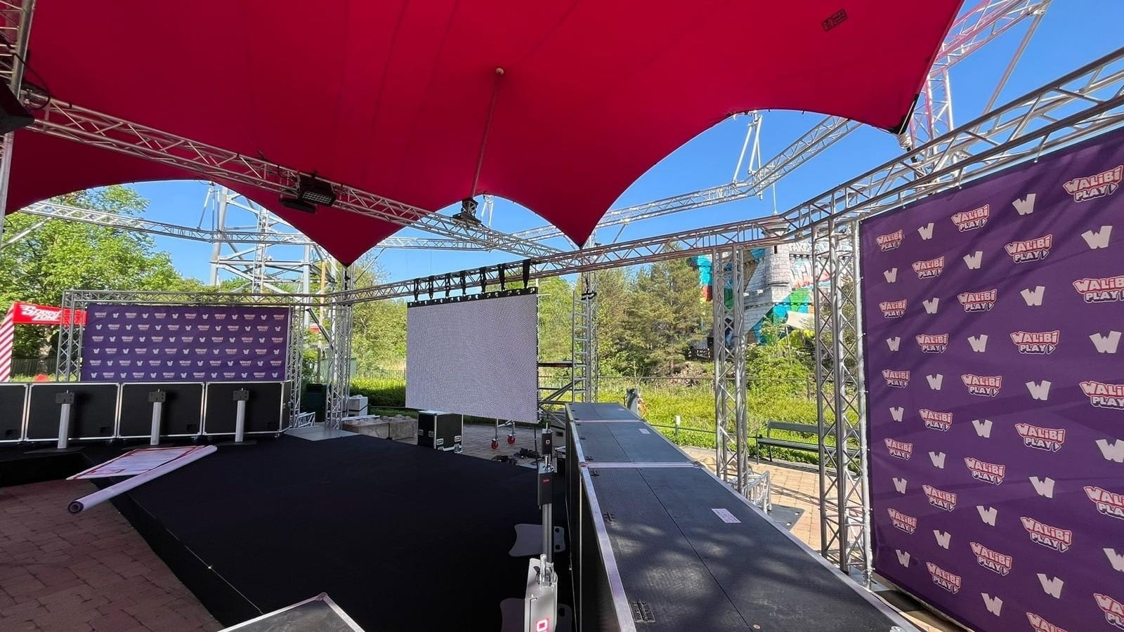 Totaaloverzicht van de technische installatie met Vidiled LED-schermen in een truss-constructie tijdens Walibi Play