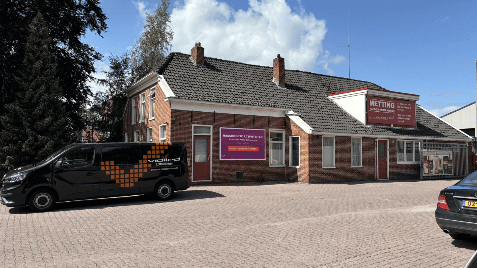 Totaaloverzicht van het pand in Bellingwolde met een Vidiled gevelscherm tijdens de installatie