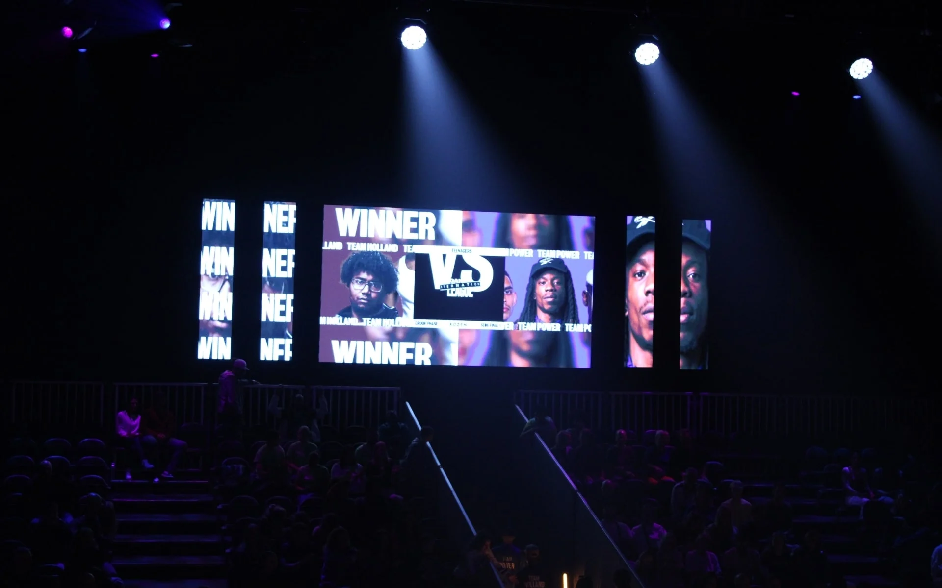 Sfeervolle stage-setting met centraal geplaatst LED-scherm en verticale LED-strips van Vidiled voor een dynamische showbeleving bij de International Dance League