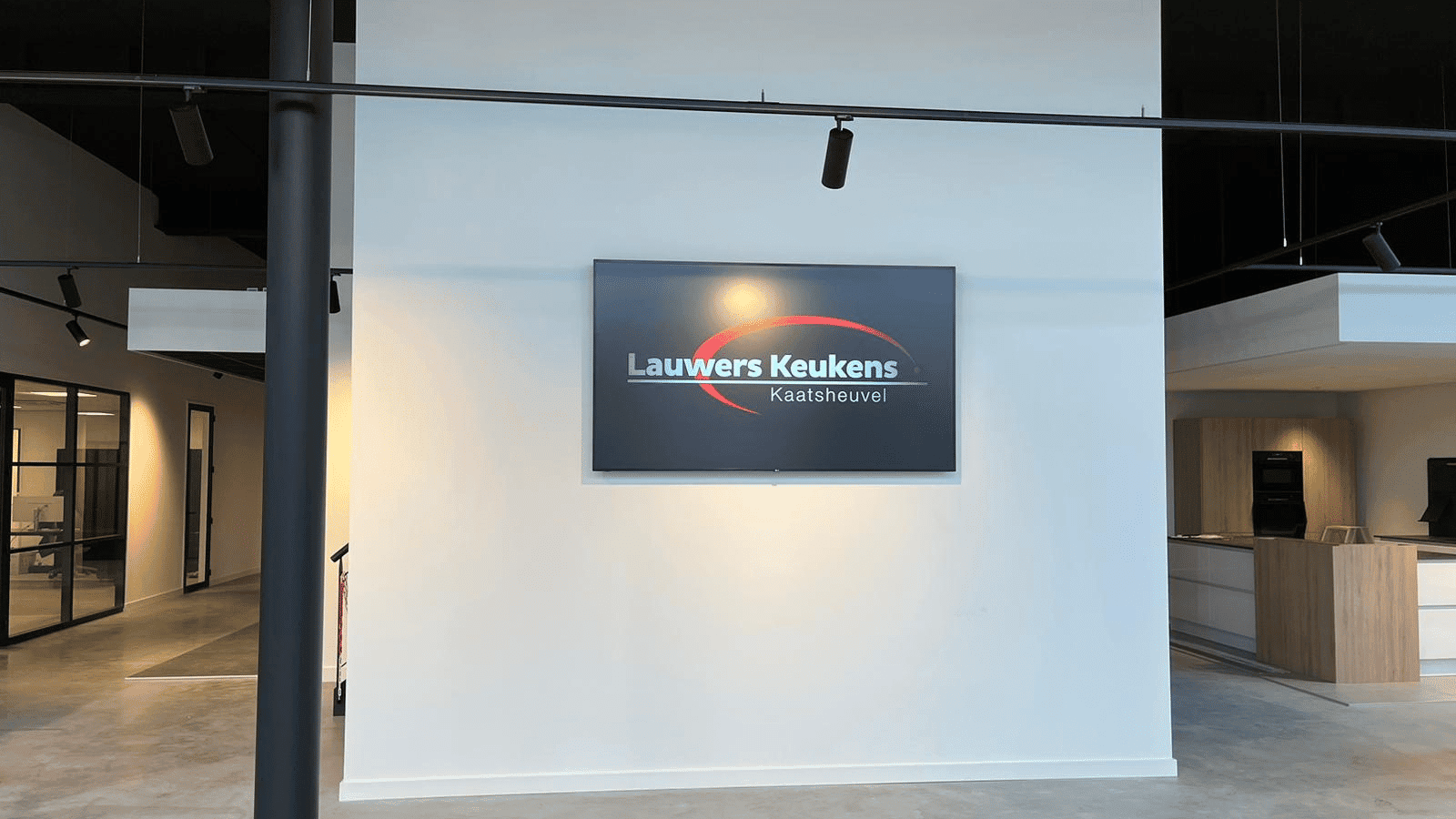 Naambord van Lauwers Keukens Kaatsheuvel met Vidiled LED-installatie zichtbaar in de achtergrond van de showroom