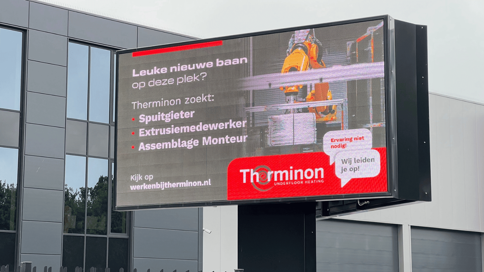 Vidiled LED-display langs de weg in Bladel ingezet voor personeelswerving met een vacature-advertentie van Therminon