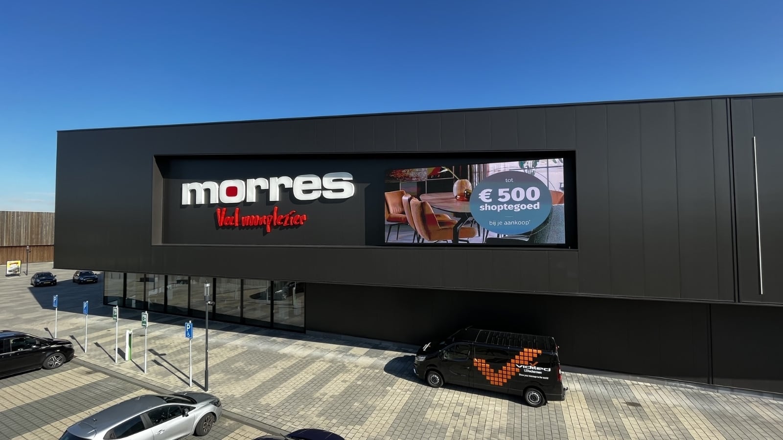 Totaaloverzicht van Morres Wonen Hulst met Vidiled LED-gevelscherm.