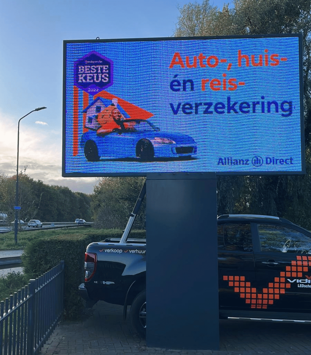 Vidiled LED-mast in Waspik ingezet voor externe advertenties, hier met een blauwe Allianz verzekeringscampagne zichtbaar voor passerend verkeer